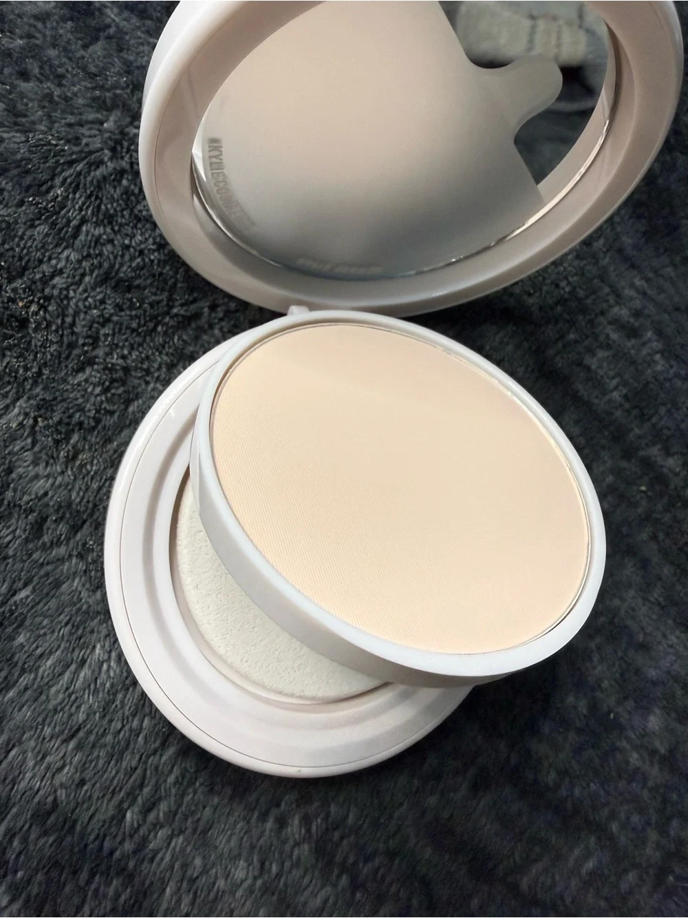 Kylie Cosmetics Natural Blur Powder Foundation — 1C fair cool undertone